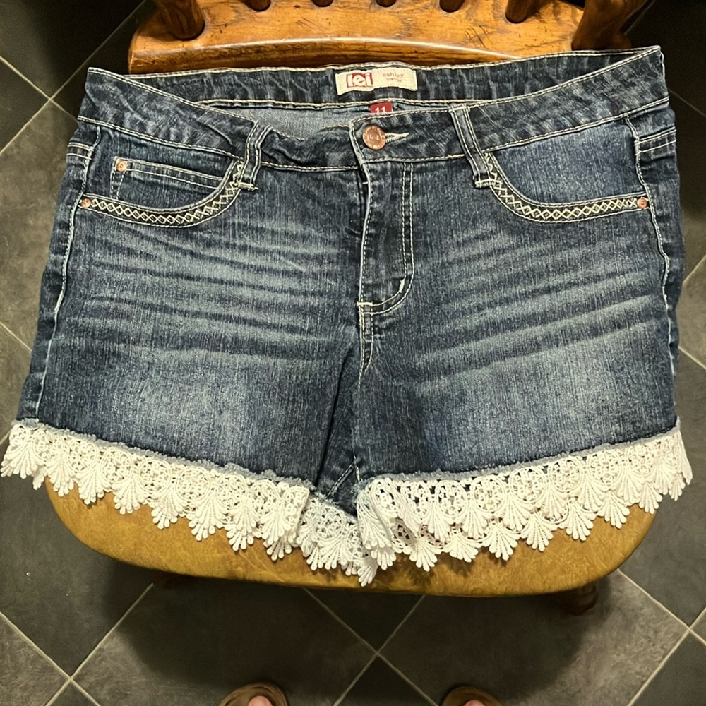 LEI shorts with trim. Excellent condition size 11, low rise.